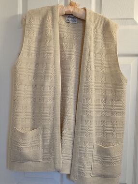 Vintage Milbrank Ivory /Cream Womens Sweater Vest. No Sz Could Be Med/Lg.